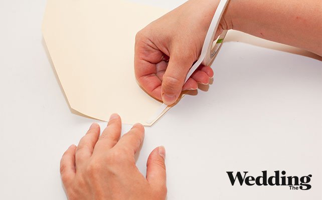 приклеить к шаблону двухсторонний скотч