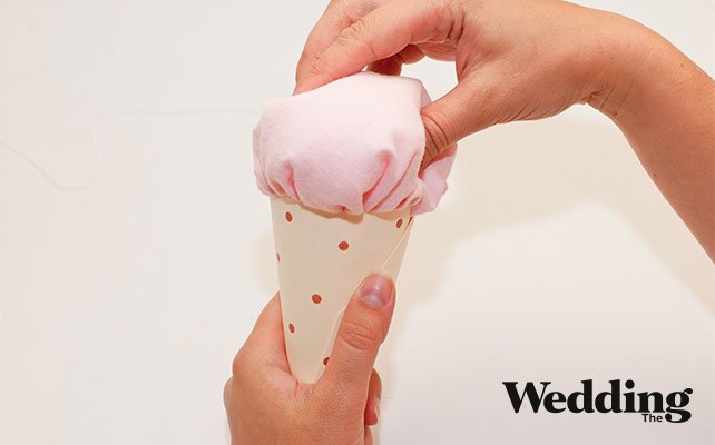 приклеить мороженое к стаканчику