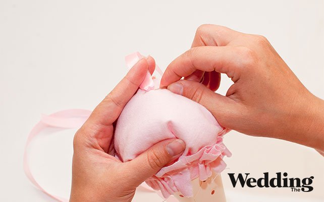 сложить ленту пополам и пришить к мороженому