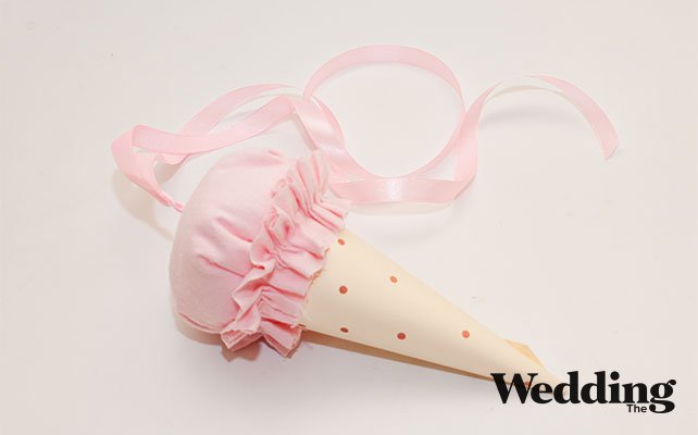 сложить ленту пополам и пришить к мороженому