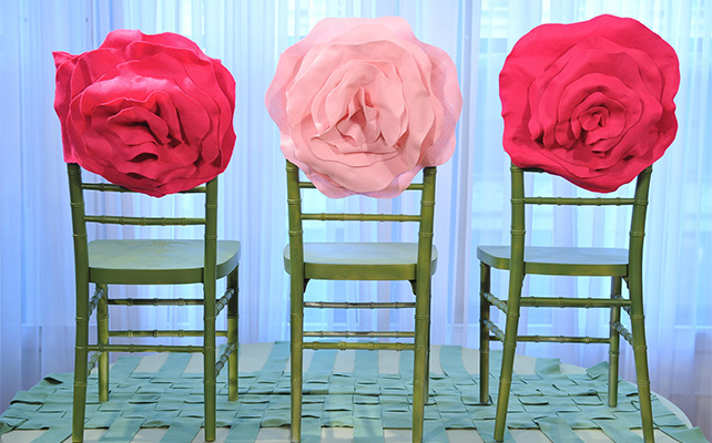 как сделать украшение на стул в виде тканевого цветка