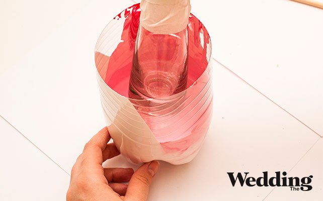 оклеиваем половину бутылки скотчем