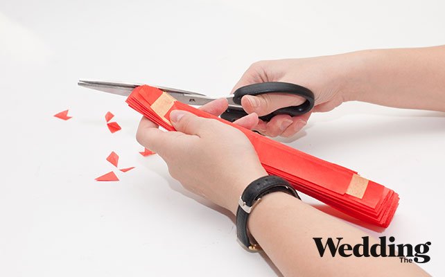 Как сделать украшение на торт, подрезать уголки гармошки