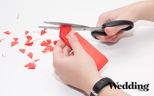 Как сделать украшение на торт, подрезать уголки гармошки