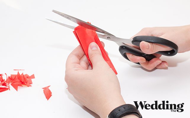 Как сделать украшение на торт, подрезать уголки гармошки