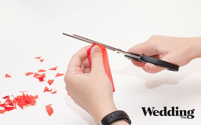 Как сделать украшение на торт, подрезать уголки гармошки