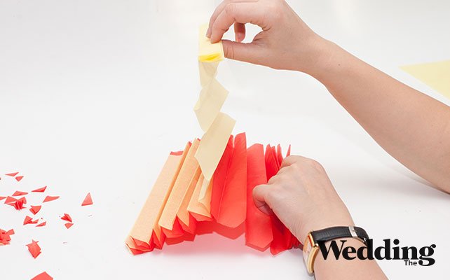 Как сделать украшение на торт, подрезать уголки гармошки