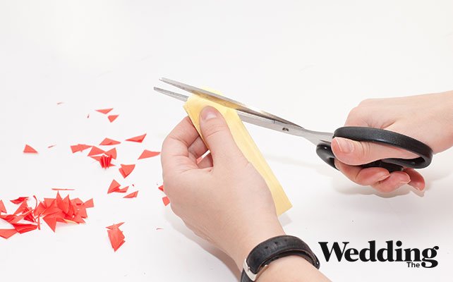 Как сделать украшение на торт, подрезать уголки гармошки