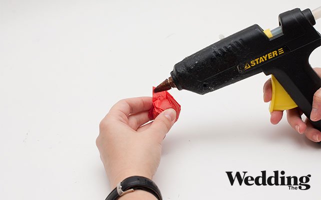 как сделать венок из бумажных шариков, подклеить кончики бумаги клеем