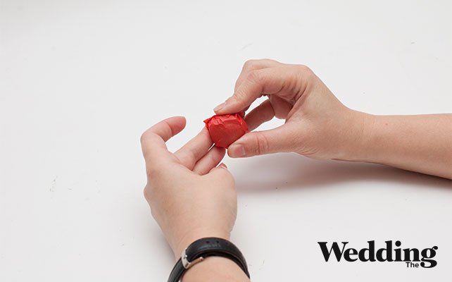 как сделать венок из бумажных шариков, подклеить кончики бумаги клеем