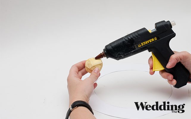 как сделать венок из бумажных шариков, приклеить шарики к шаблону