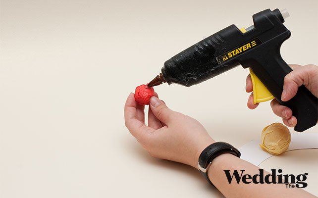 как сделать венок из бумажных шариков, приклеить шарики к шаблону