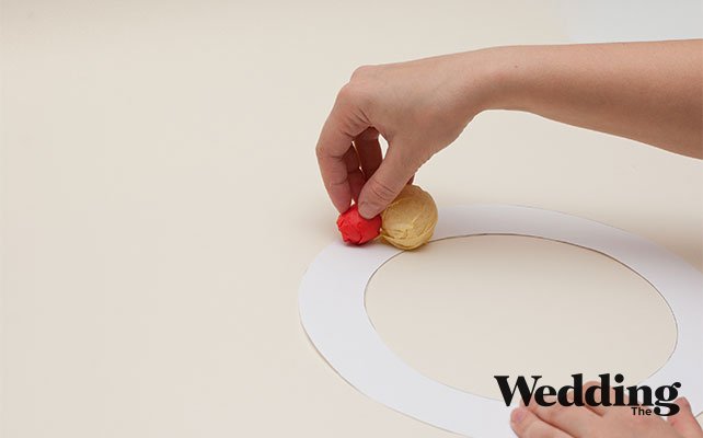 как сделать венок из бумажных шариков, приклеить шарики к шаблону