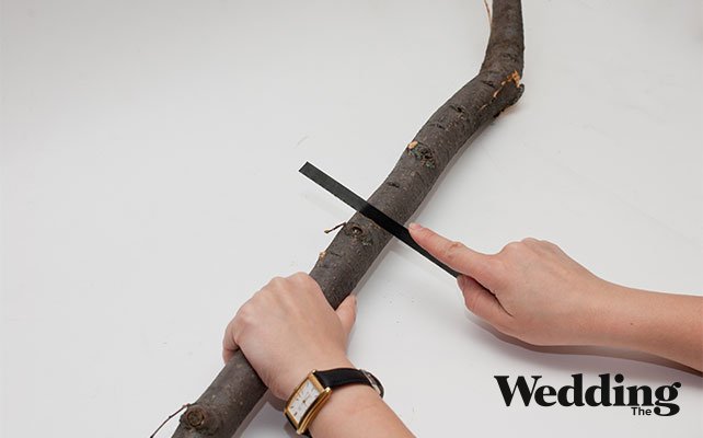 как сделать вешалку для платья из деревянной палки, отпилить ножовкой ветку нужной длины