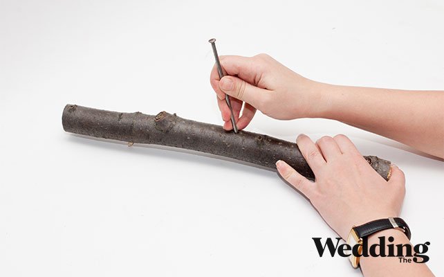 как сделать вешалку для платья из деревянной палки, посередине ветки пробить гвоздём отверстие под крючок