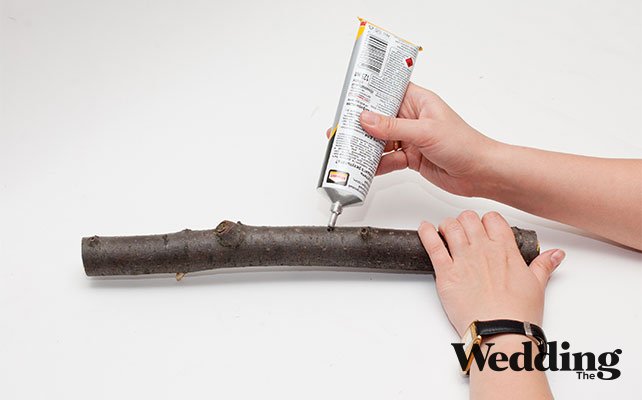 как сделать вешалку для платья из деревянной палки, капнуть в отверстие клей