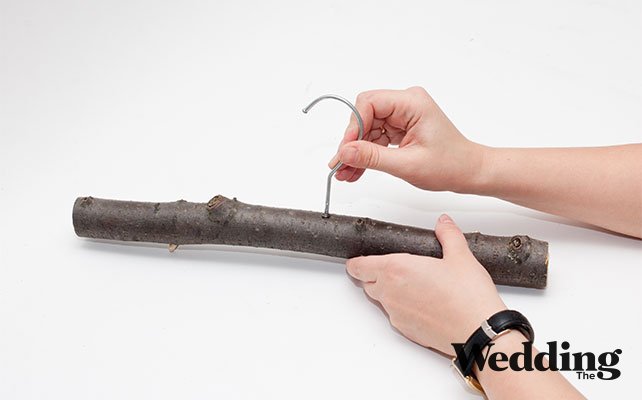 как сделать вешалку для платья из деревянной палки, вставить крючок