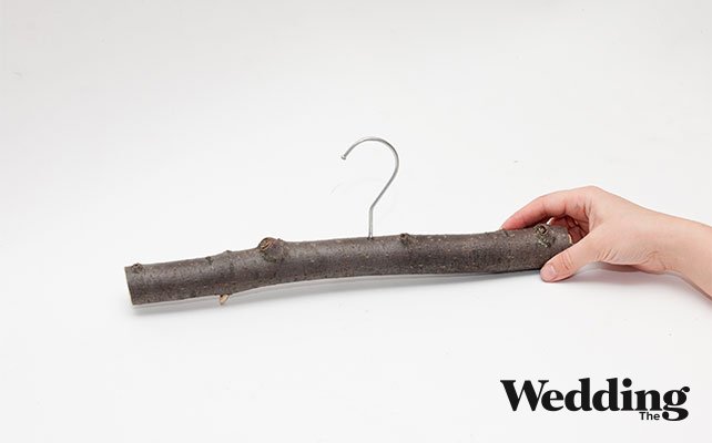 как сделать вешалку для платья из деревянной палки, подождать, пока клей засохнет