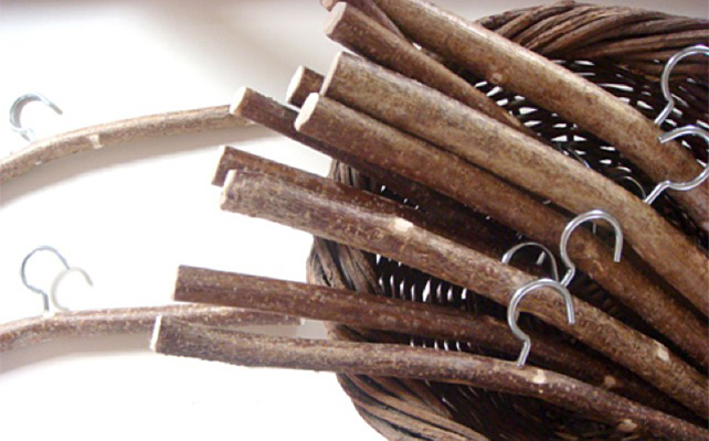 как сделать вешалку для платья из деревянной палки своими руками