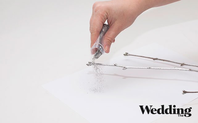 оформление дома к Новому Году, декорируем ветки, посыпать ветки блестками