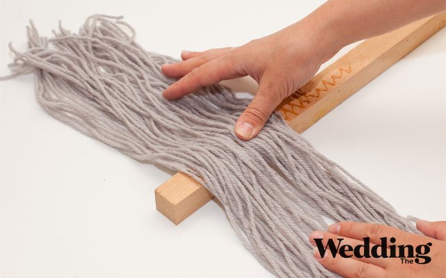 приклеить нитки к деревянной палке на клей