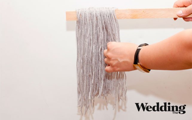 приклеить нитки к деревянной палке на клей